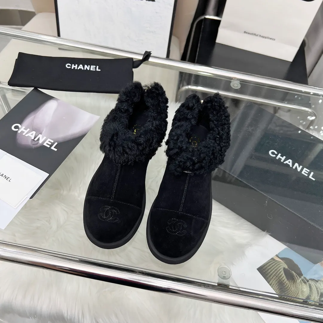 👟👟Ex-factory price 540👟👟 High version of Chanel CHANEL, 🌞🌞🌞Xiaoxiang’s latest 2025 autumn and winter short boots, a must-have item for this autumn and winter season! ! Ms. Chanel loves simple yet irresistible combinations to show her unique style. Mix and match freely to shine⚡Follow Grandma’s fashion steps! ! ! The top-notch craftsmanship and texture are perfectly presented. No matter any details, you can compare them with the counters. The best quality products can be entered and exited from the counters at will! ! ❶Material: imported cowhide/cow suede/wool ❷Lining: sheepskin lining ❸Feet: sheepskin ❹Outsole: original molded sole ❺Heel height: 3cm ❻Number of yards: 35-40 (40 and 41 are customized and non-refundable)
